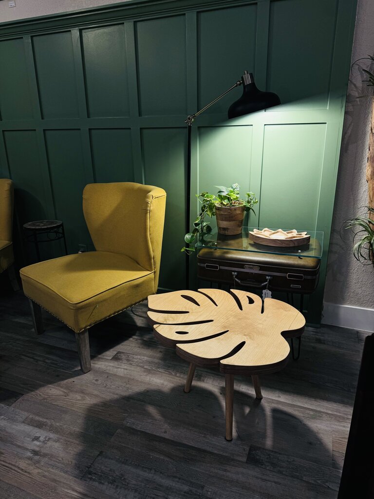 Monstera Leaf Table